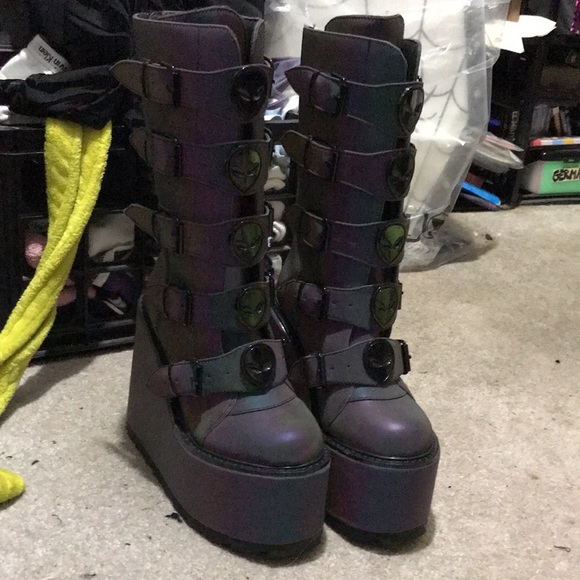 👽🆕Dolls Kill / YRU Reflective Alien Platform Boots! BNIB! Size 8!👽SOLD OUT! - Picture 11 of 16